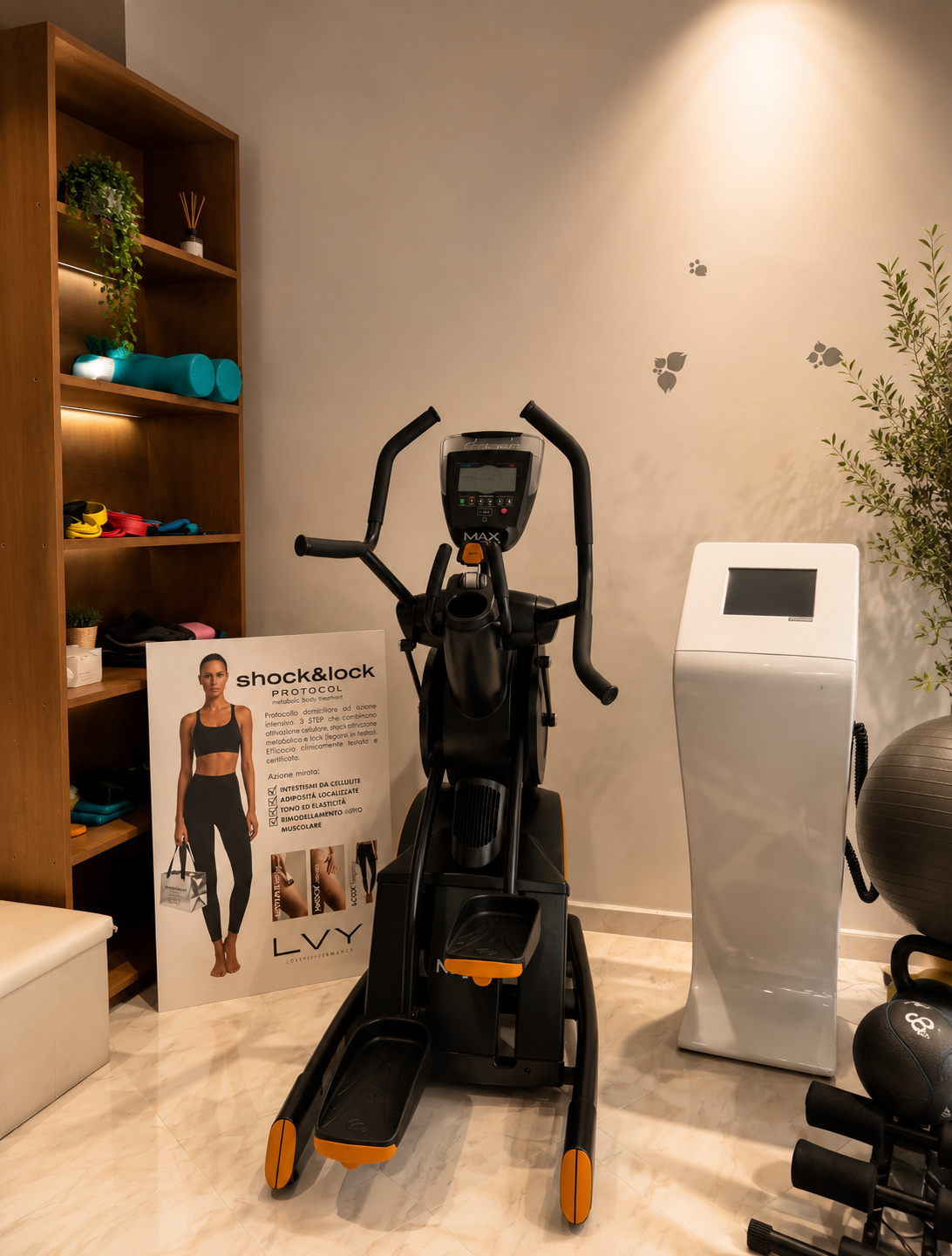 Area fitness con macchinario ellittico e tecnologia body